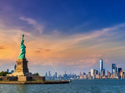 Panorama,Of,Statue,Of,Liberty,Against,Manhattan,Cityscape,Background,In