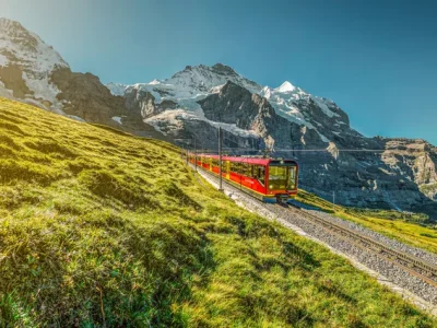 train-ferroviaire-de-la-jungfrau-prairies-jungfraubahnen-2019